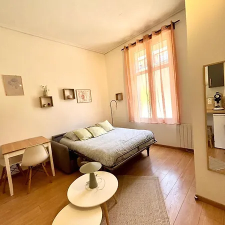 Charment Dans Le Centre De דייפ